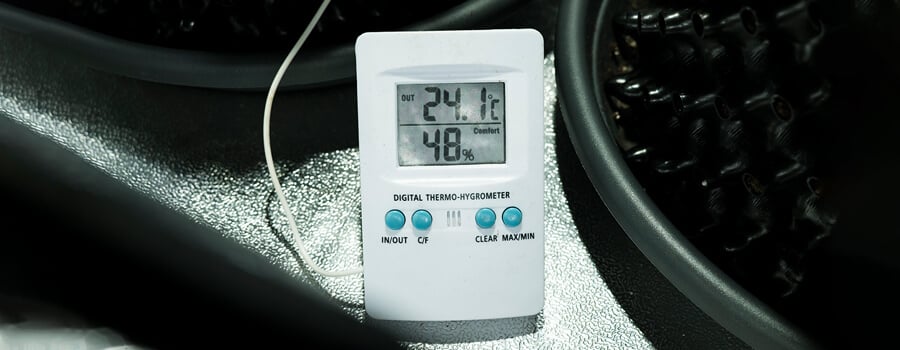 Digital thermo-hygrometer displaying 24°C temperature and 48% humidity for accurate indoor climate monitoring.