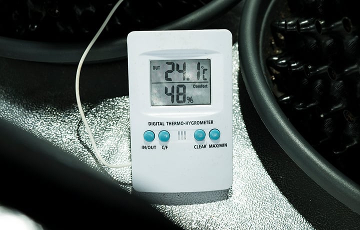 Digital thermo-hygrometer displaying 24°C temperature and 48% humidity for accurate indoor climate monitoring.